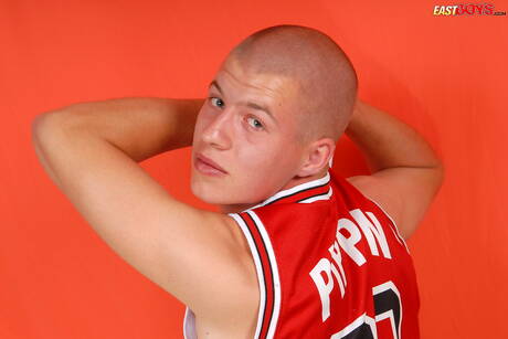 Twink Elio 在戶外裸體擺造型，展現性感臀部