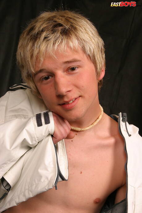 Twink Elias pozuje nago i pokazuje ciasny tyłek