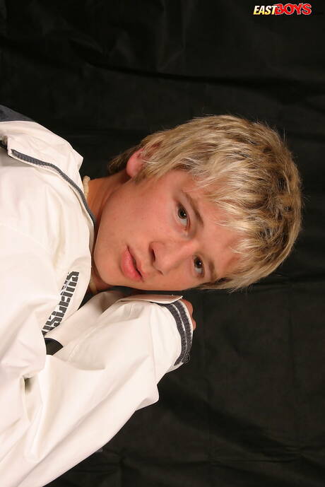 Twink Elias pozuje nago i pokazuje ciasny tyłek