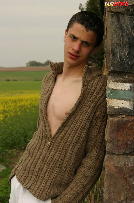 Młody koleś Eliah rozbiera się i pokazuje ciasny tyłek na zewnątrz