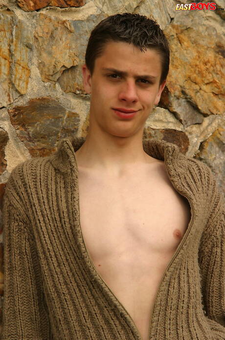 Młody koleś Eliah rozbiera się i pokazuje ciasny tyłek na zewnątrz