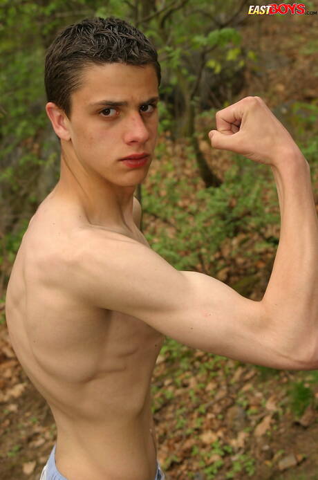 Młody koleś Eliah rozbiera się i pokazuje ciasny tyłek na zewnątrz