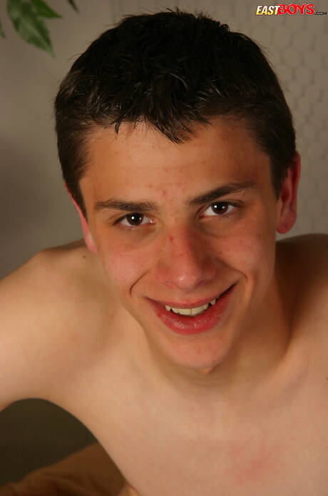 Młody koleś Eliah rozbiera się i pokazuje ciasny tyłek na zewnątrz