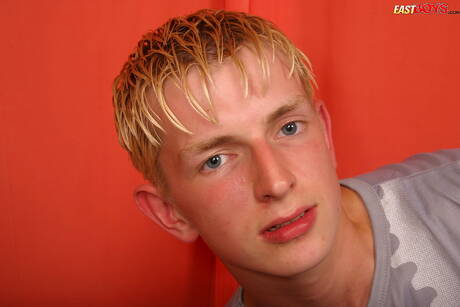 Twink Egon 展現完美身材