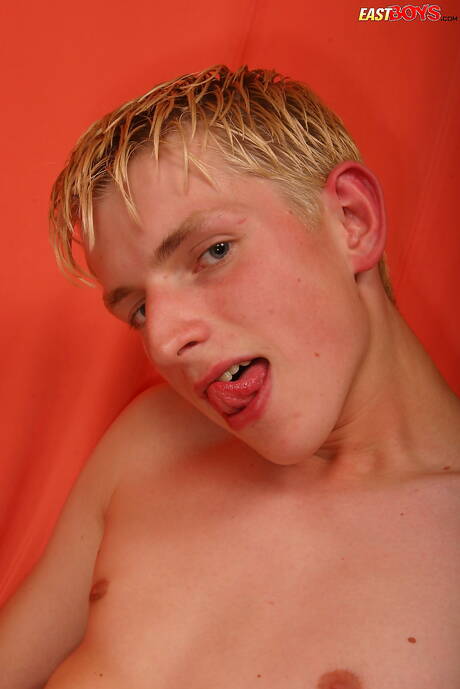 Twink Egon 展現完美身材