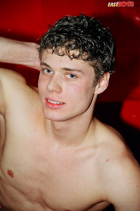 Der junge Kerl Edwin wichst seinen Schwanz