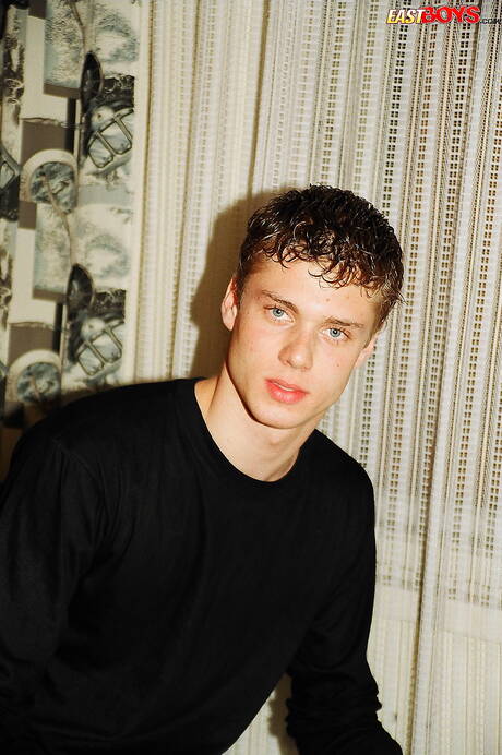 Der junge Edwin zeigt einen wunderschönen Körper