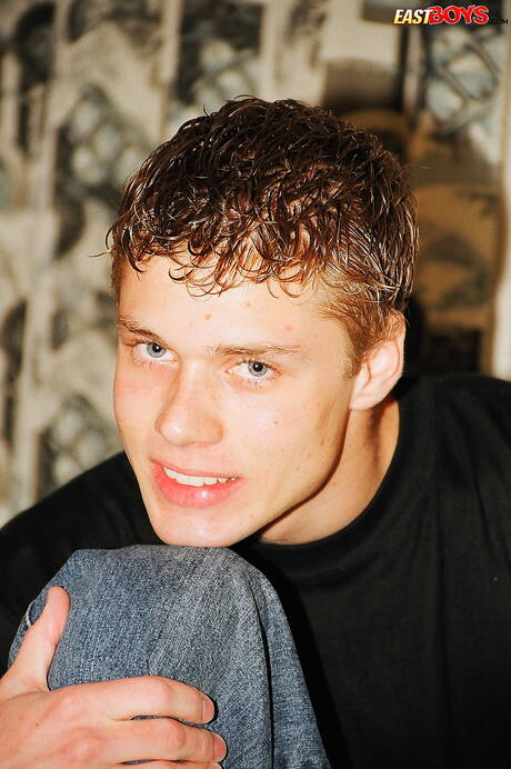 Der junge Edwin zeigt einen wunderschönen Körper