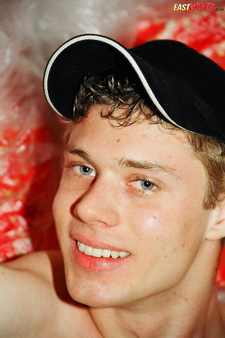 Hot twink Edwin posing nude