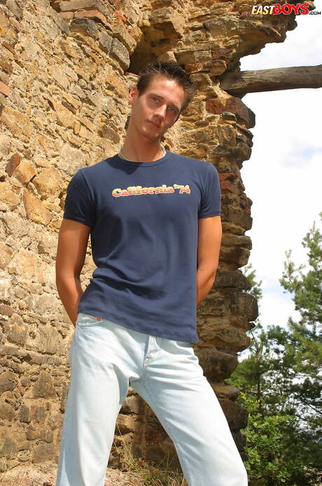 少年エドワードが服を脱いで、屋外でタイトなお尻を見せる