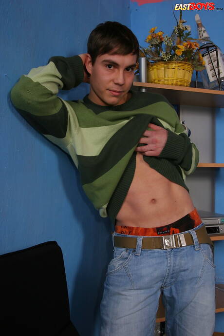 Young Eduardo jack off his dick