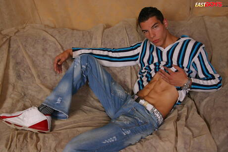 Hübscher Junge Donny posiert nackt und zeigt seinen Hintern