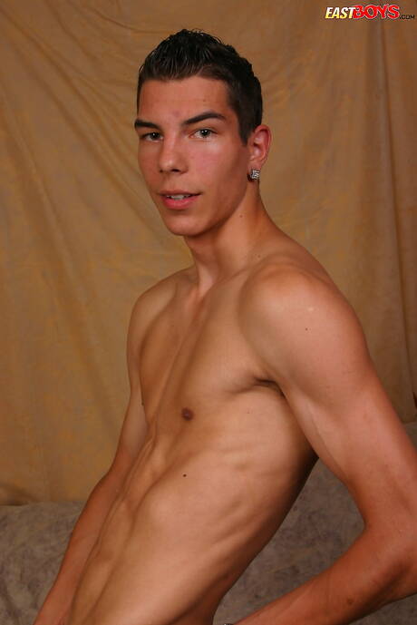 Hübscher Junge Donny posiert nackt und zeigt seinen Hintern