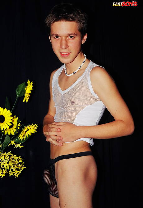 El joven Dominik muestra un cuerpo perfecto