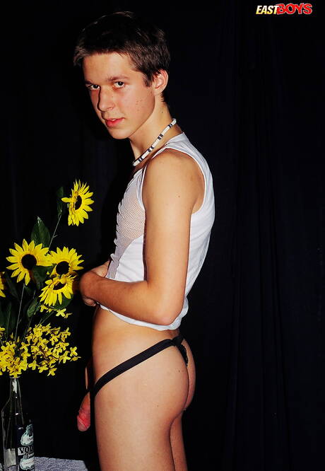 El joven Dominik muestra un cuerpo perfecto