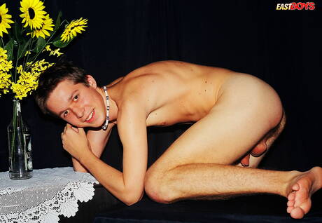 De jonge Dominik toont een perfect lichaam