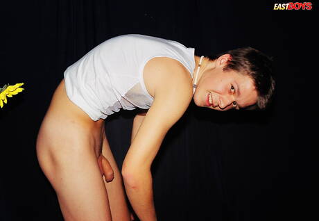 El joven Dominik muestra un cuerpo perfecto