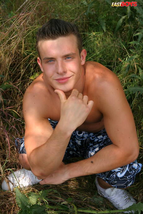 Stud Detlef pozuje nago na zewnątrz