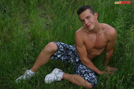 Stud Detlef pozuje nago na zewnątrz