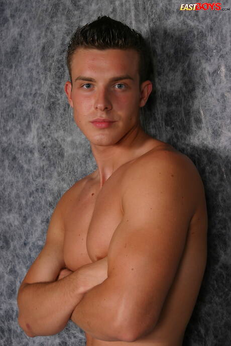 Stud Detlef pozuje nago na zewnątrz