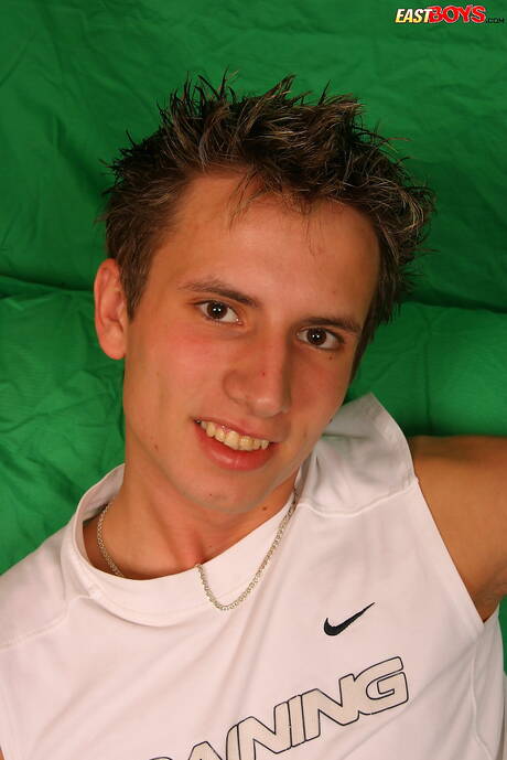 年輕帥哥 Derek 裸體擺造型