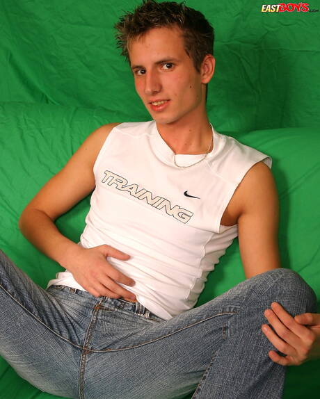 年輕帥哥 Derek 裸體擺造型