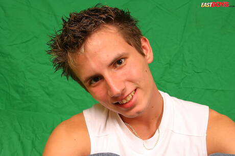 年輕帥哥 Derek 裸體擺造型