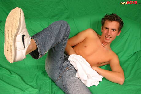 年輕帥哥 Derek 裸體擺造型