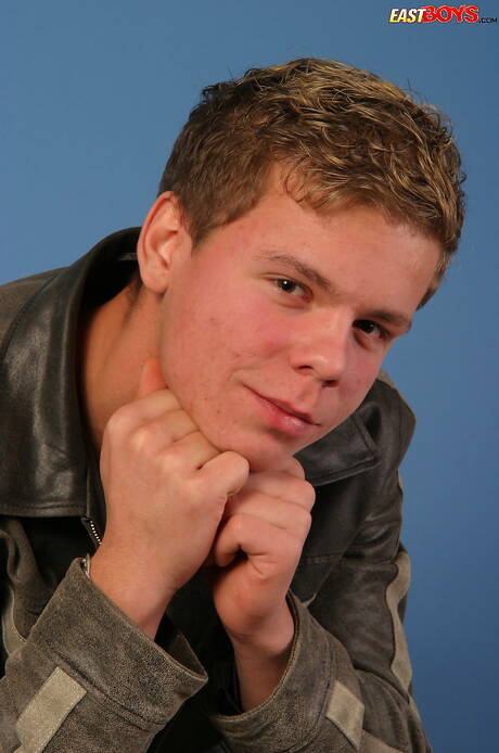 Der hübsche Danny wichst seinen Schwanz