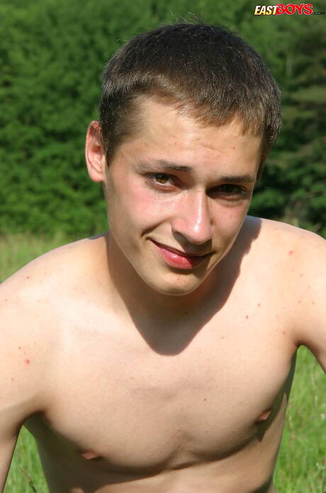 Der heiße Twink Danko posiert nackt und zeigt draußen seinen heißen Arsch