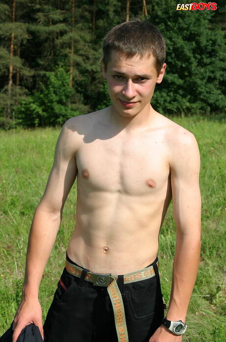 Der heiße Twink Danko posiert nackt und zeigt draußen seinen heißen Arsch