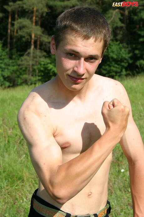 Der heiße Twink Danko posiert nackt und zeigt draußen seinen heißen Arsch