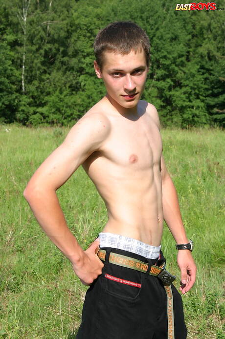 Der heiße Twink Danko posiert nackt und zeigt draußen seinen heißen Arsch