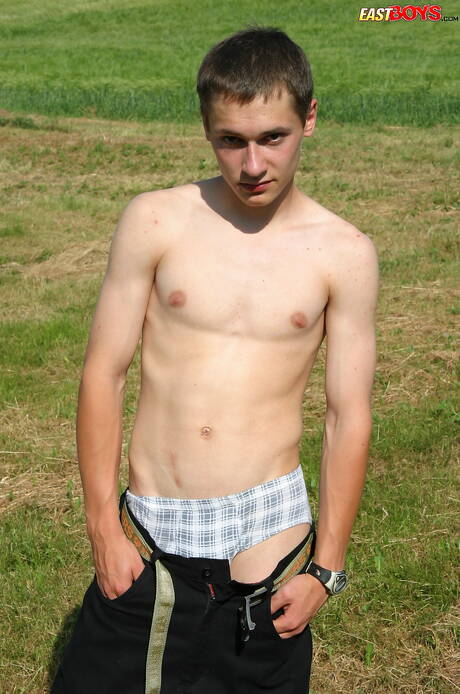 Der heiße Twink Danko posiert nackt und zeigt draußen seinen heißen Arsch