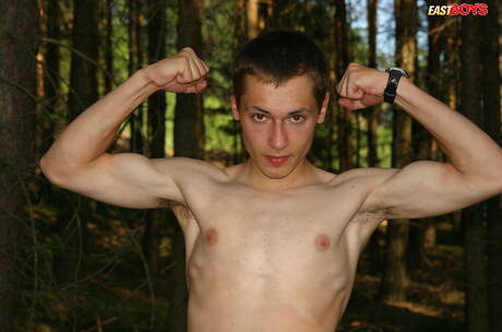 Der heiße Twink Danko posiert nackt und zeigt draußen seinen heißen Arsch