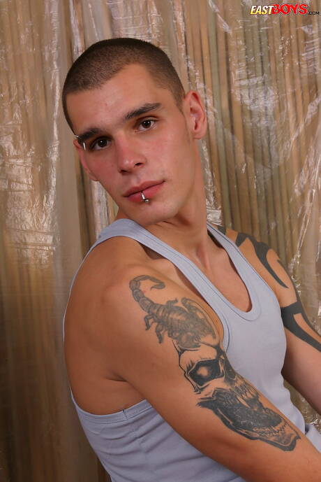 性感的丹麥小夥裸體擺造型