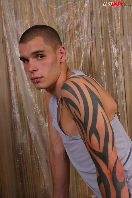 性感的丹麥小夥裸體擺造型