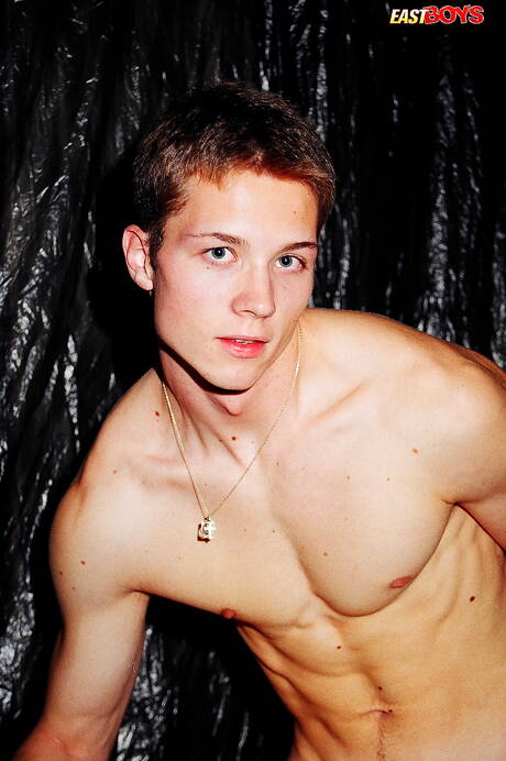 マッチョなカーティスが自慰行為をしている