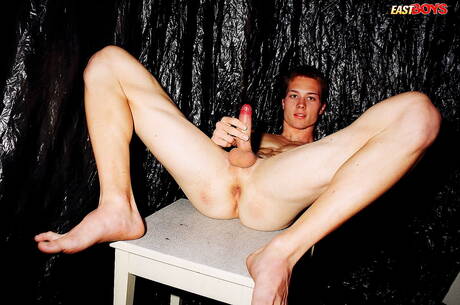 マッチョなカーティスが自慰行為をしている