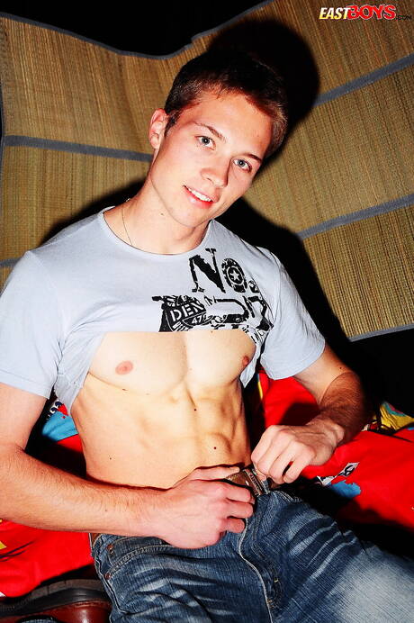 Young dude Curtis posing naked and showing his ass