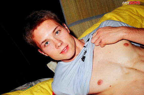 Young dude Curtis posing naked and showing his ass