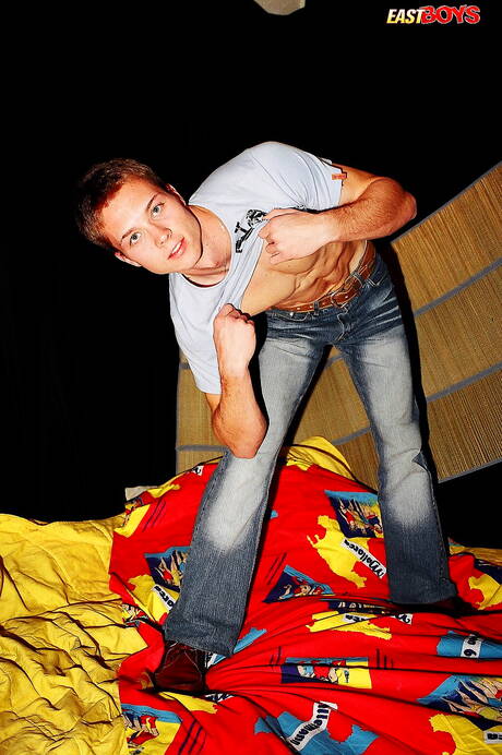 Young dude Curtis posing naked and showing his ass