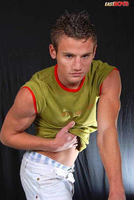 帥哥克魯茲裸體擺造型