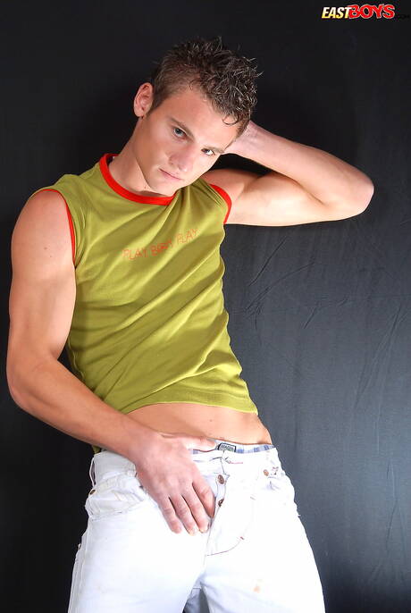 帥哥克魯茲裸體擺造型