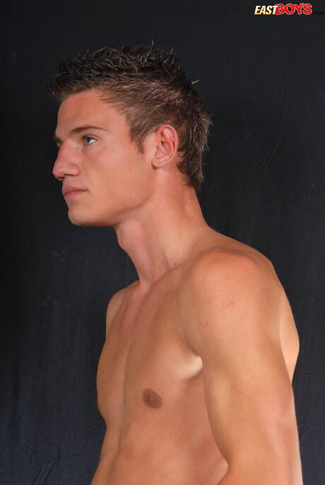 帥哥克魯茲裸體擺造型