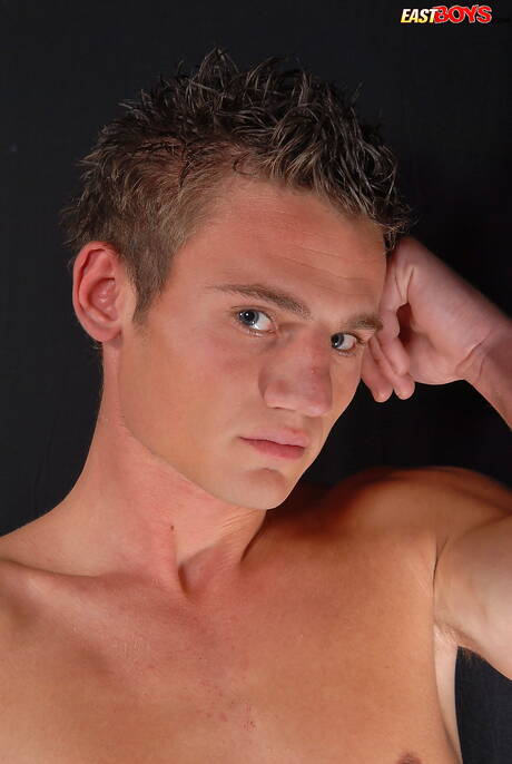 帥哥克魯茲裸體擺造型