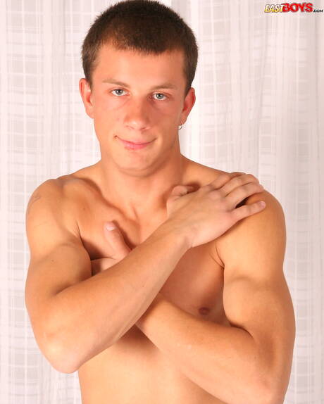 たくましい男クリスピンがチンポをシゴく