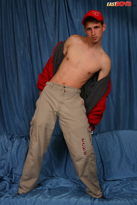 Młody Corey pozuje nago