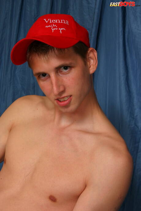 Młody Corey pozuje nago