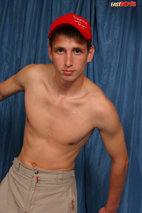 Młody Corey pozuje nago